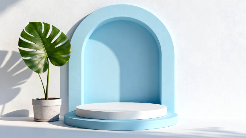 蓝弧台与绿植图片