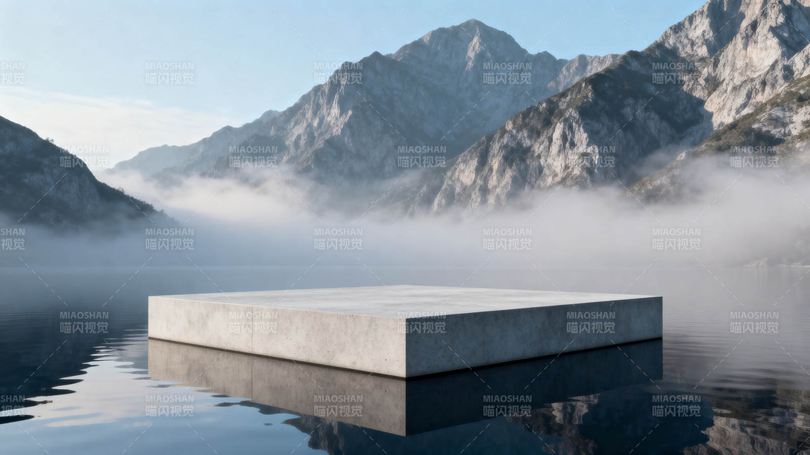 山雾湖畔浮台图片