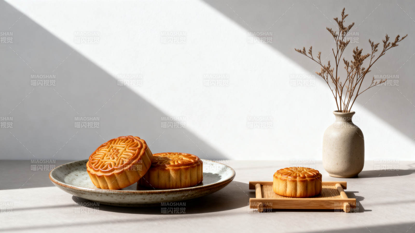 月饼静置光影中图片