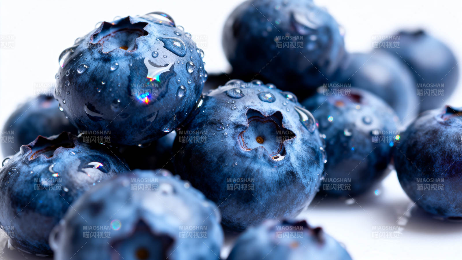 晶莹蓝莓特写图片