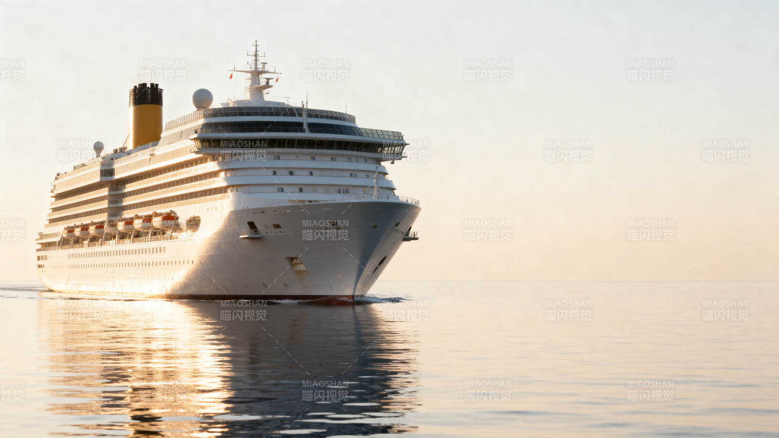 豪华邮轮海上航行图片