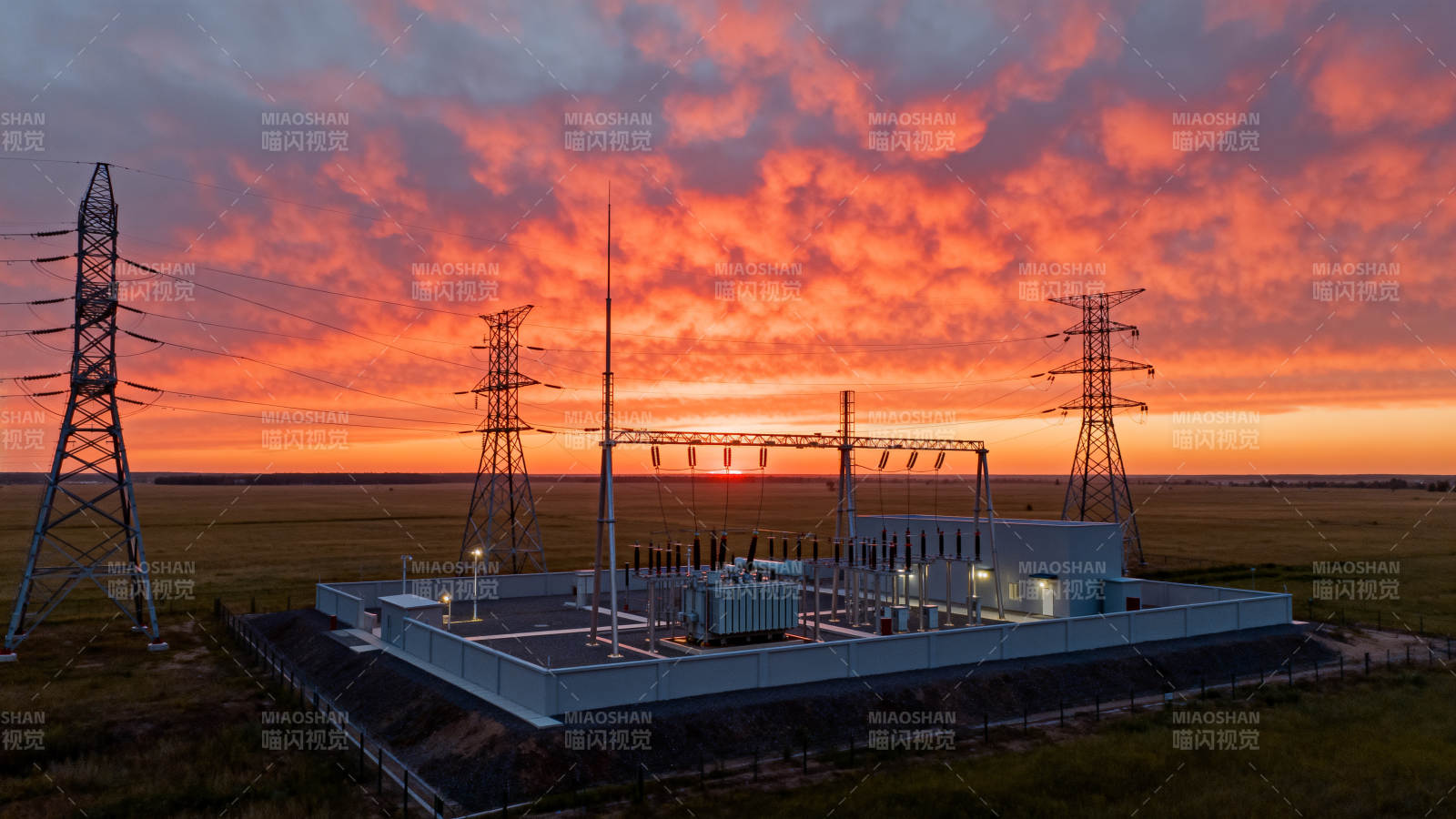 夕阳下的变电站图片
