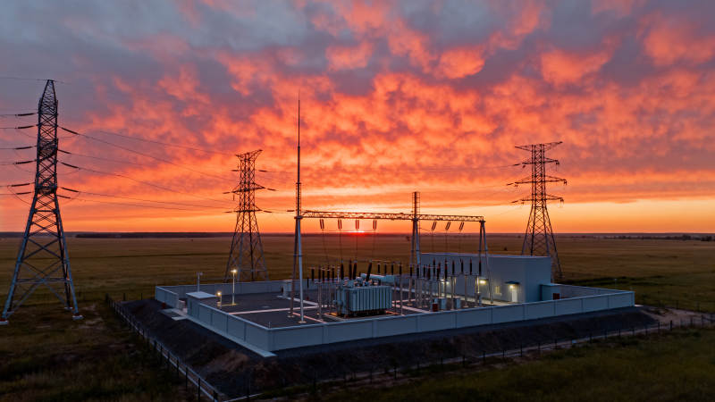 夕阳下的变电站图片