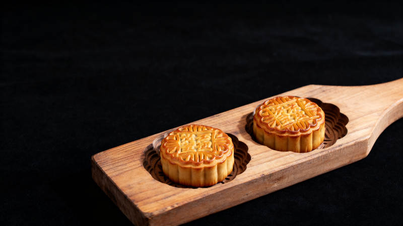 双月饼木盘呈现图片