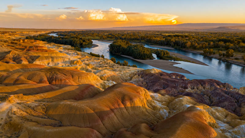 彩丘河谷夕照图片