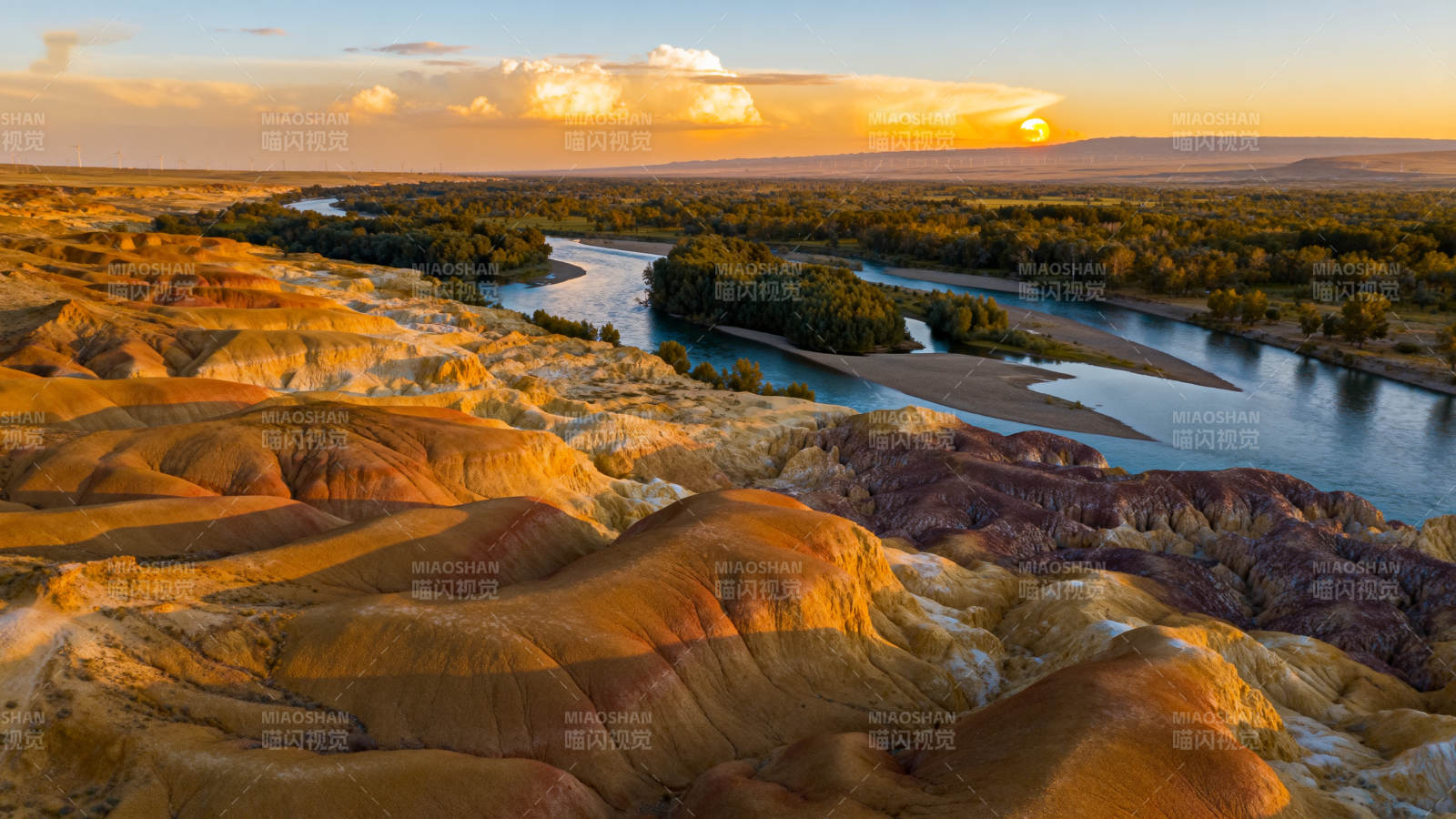 彩丘河谷夕照图片