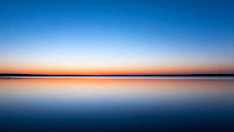 湖面晨曦静谧美图片