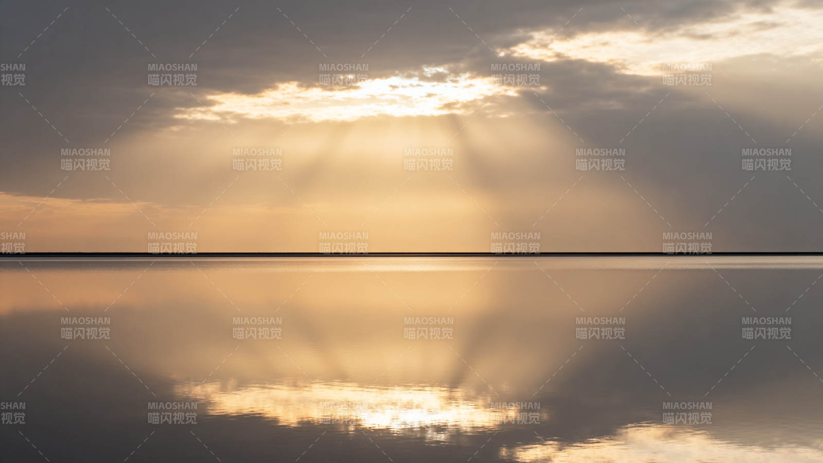 夕阳映水光图片