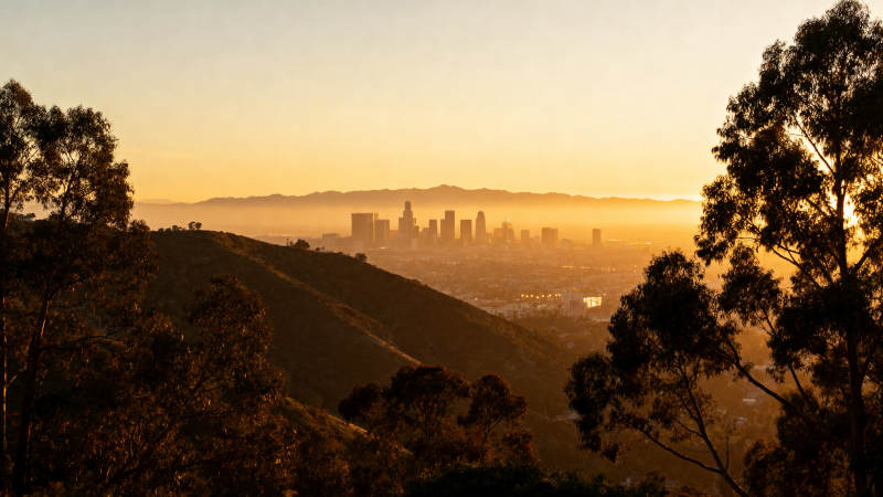 城市晨曦山影图片