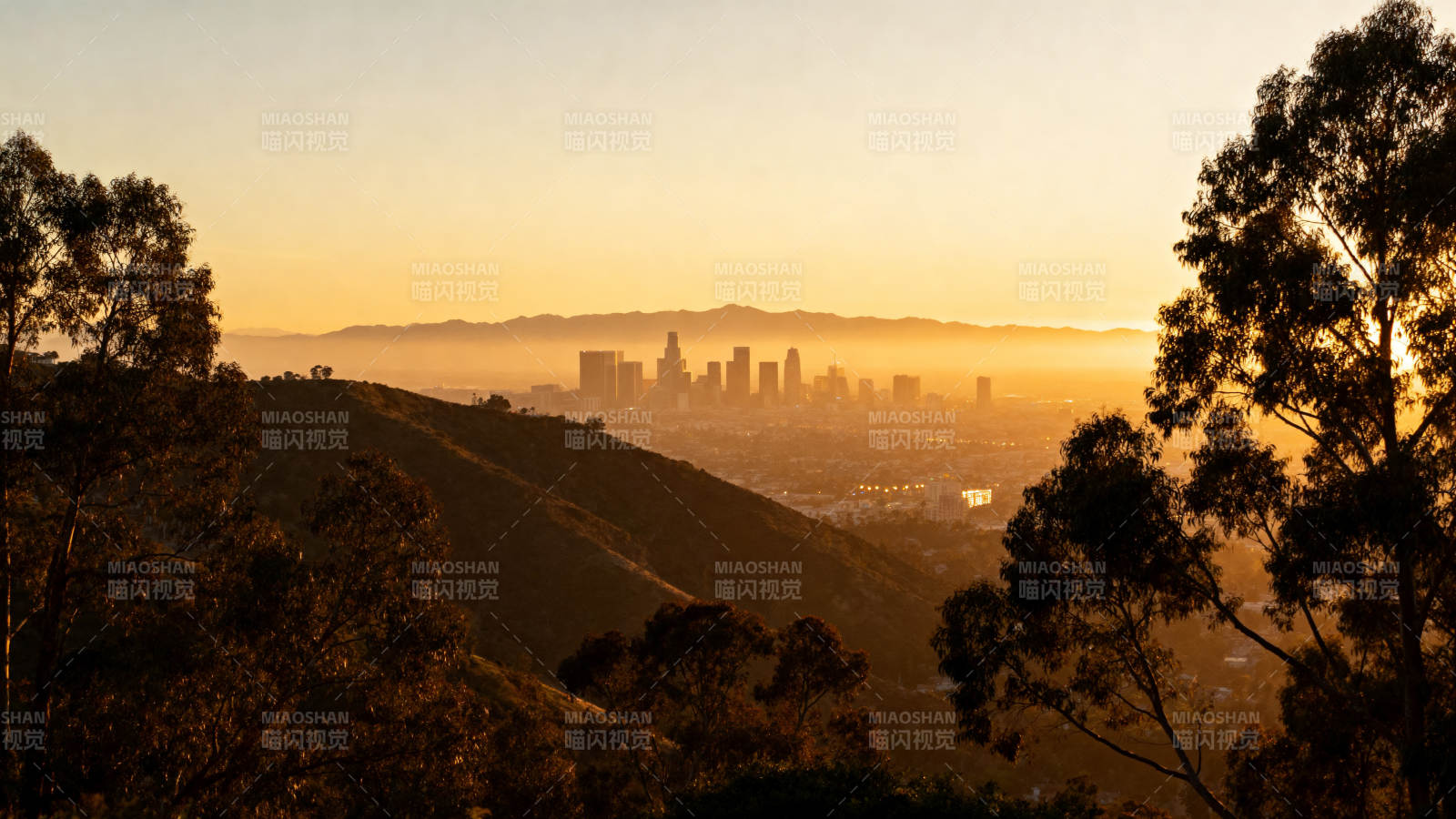 城市晨曦山影图片