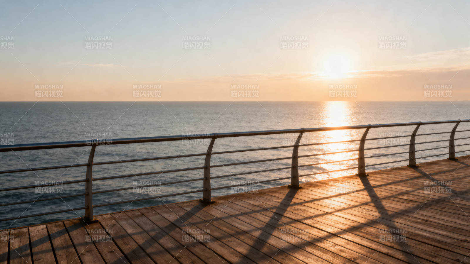 夕阳海景栈道图片