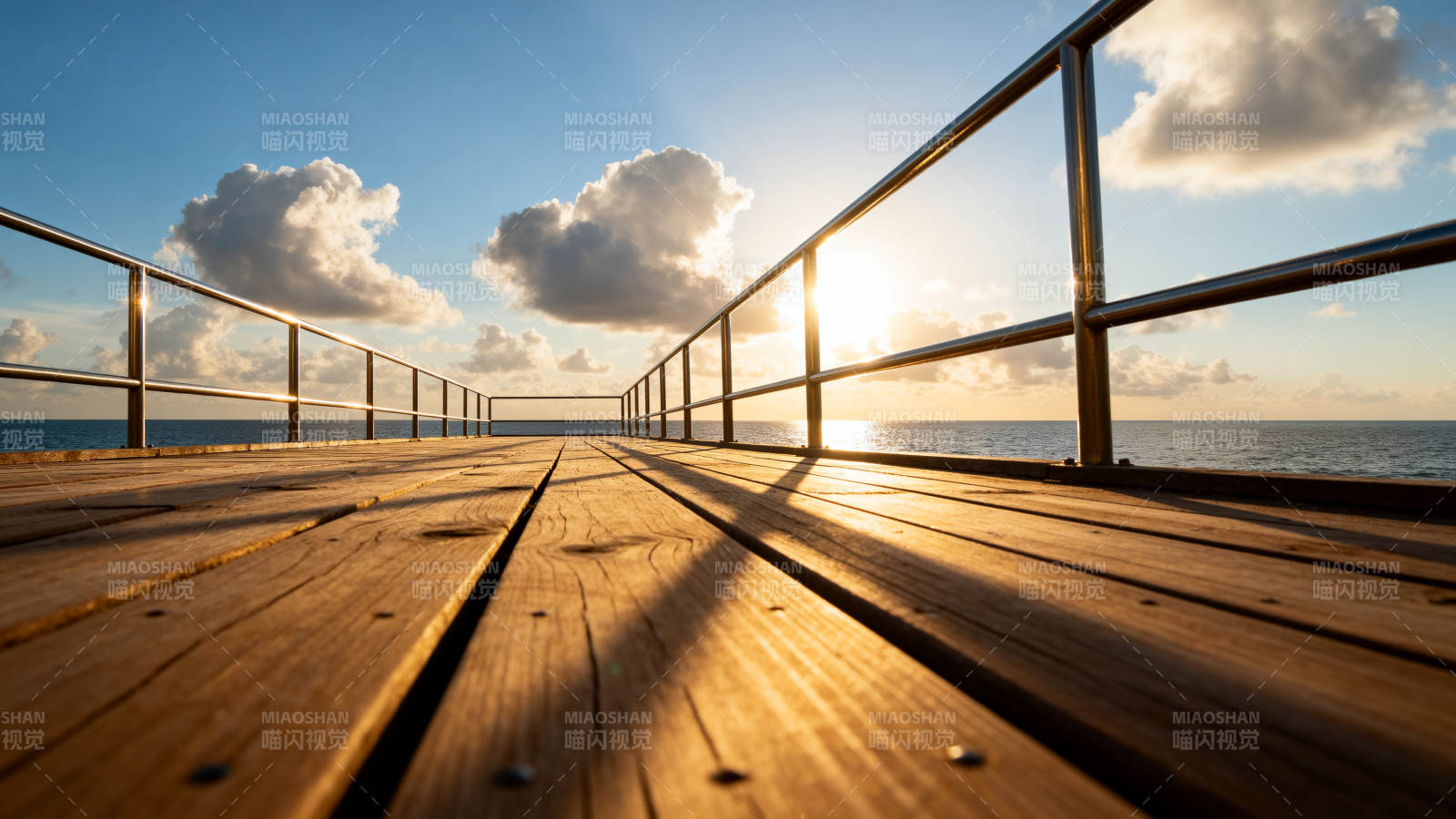 夕阳下的木栈道图片