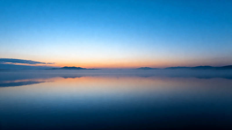 晨曦湖面静谧美图片