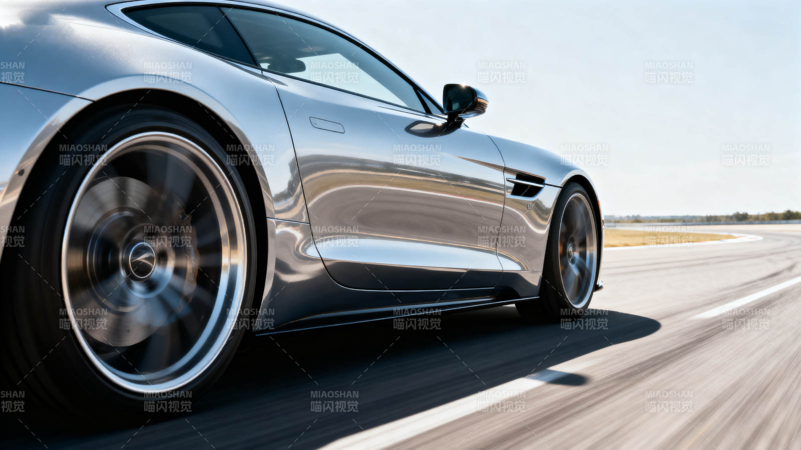 银色跑车疾驰公路图片