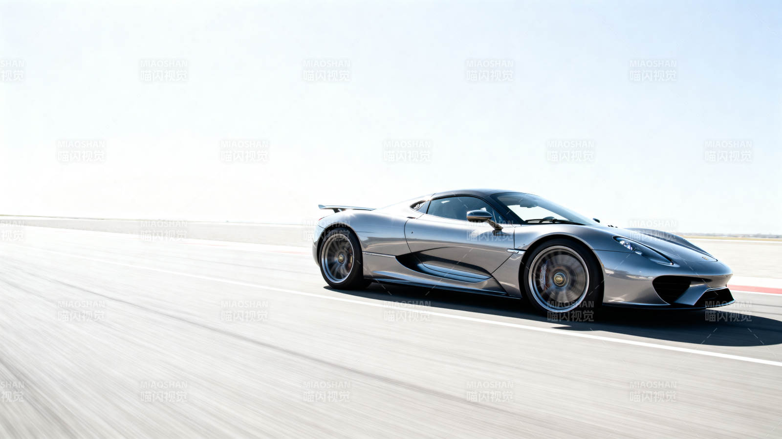 银色跑车疾驰赛道图片