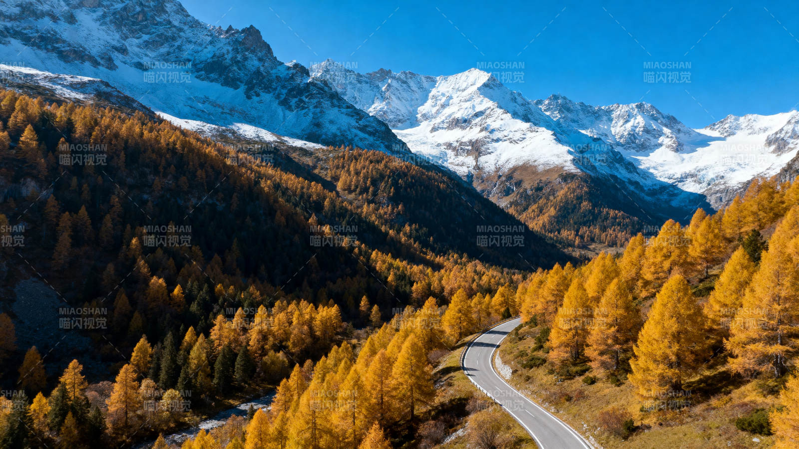 秋山雪峰公路图片