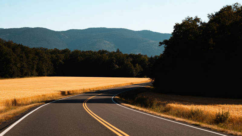 山间公路蜿蜒前行图片