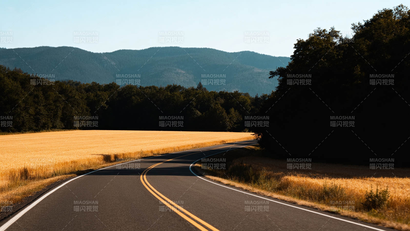 山间公路蜿蜒前行图片