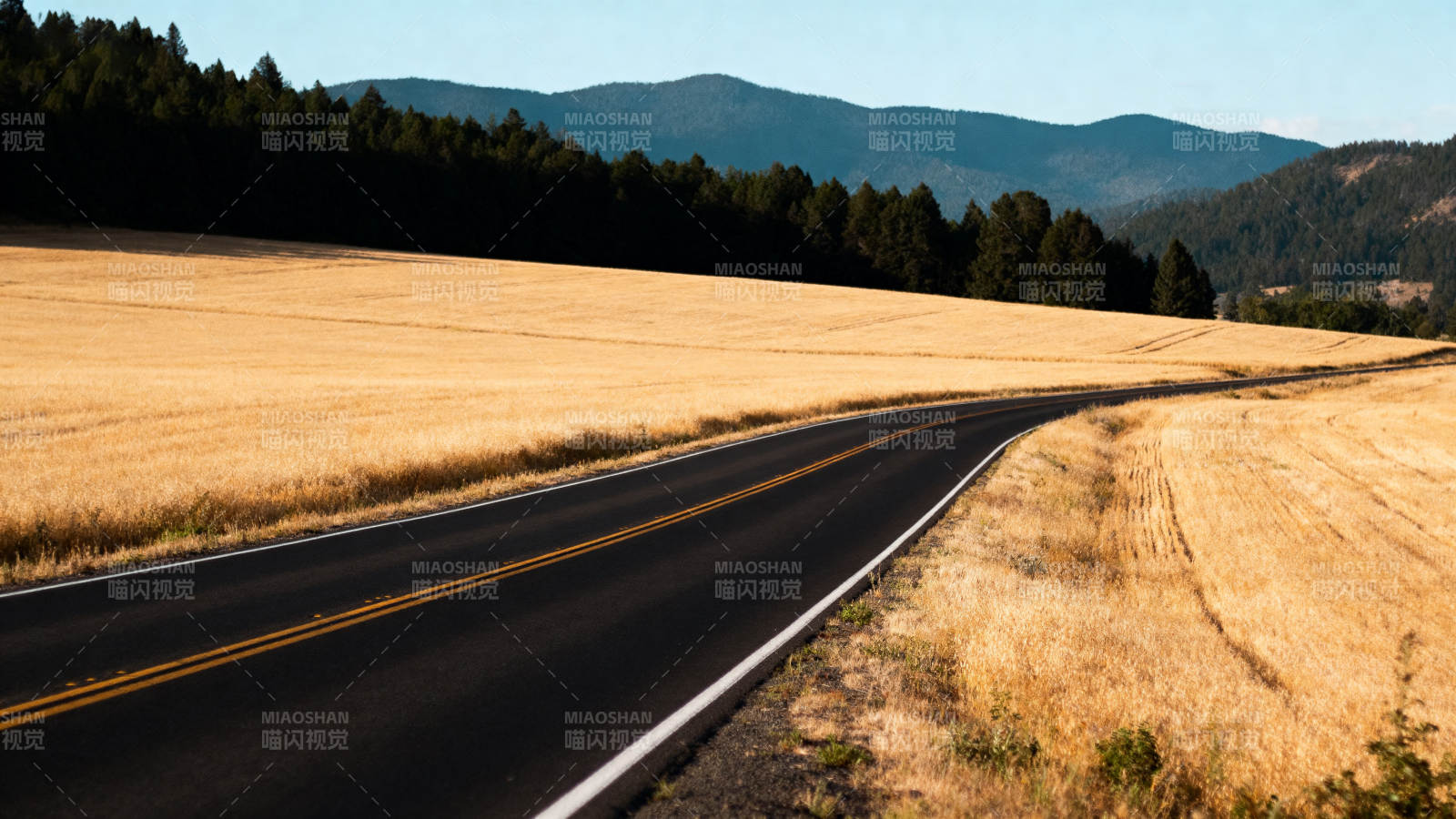 乡间公路蜿蜒前行图片