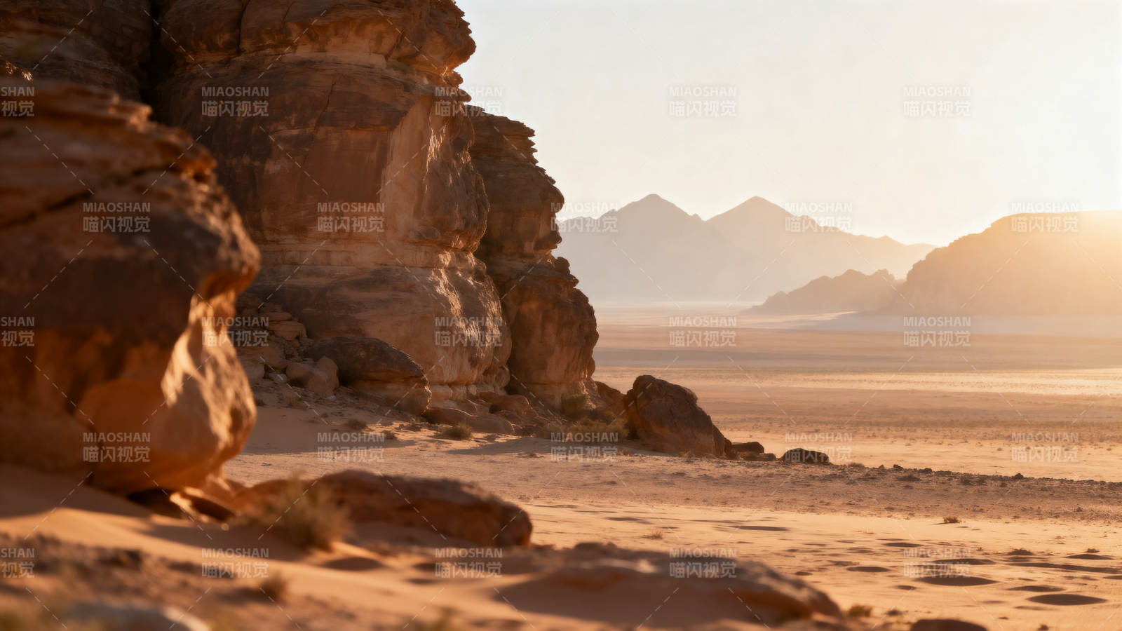 沙漠岩壁日落图片