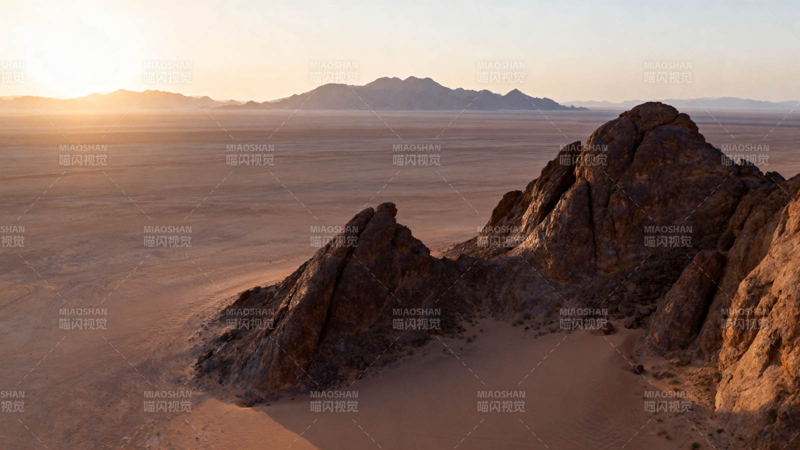 沙漠日落山影图片