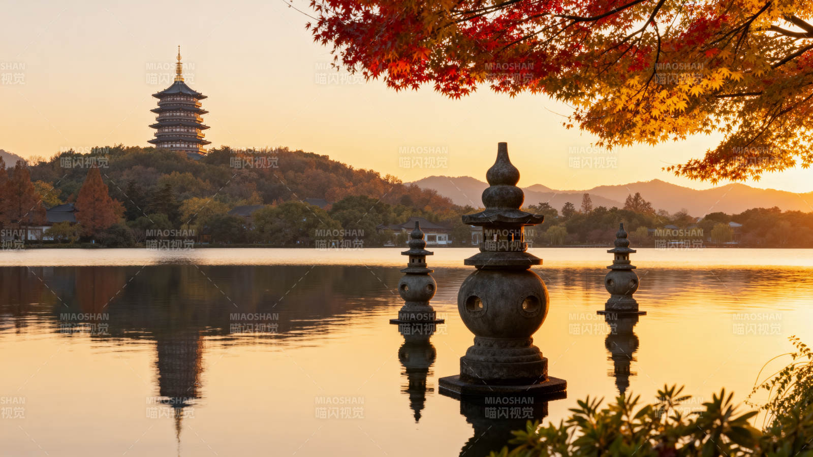 湖畔秋色塔影图片