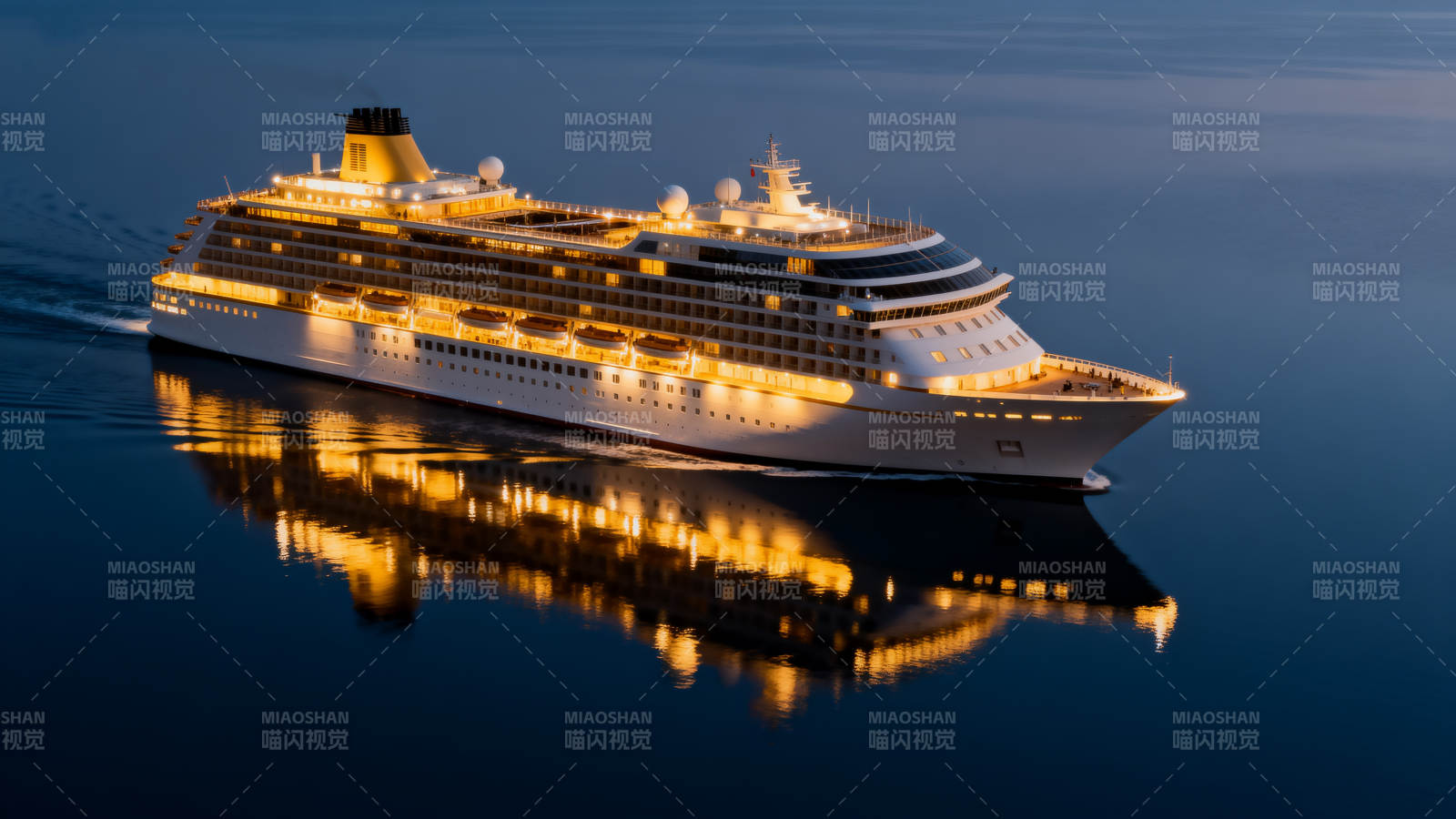 夜航邮轮倒影图片