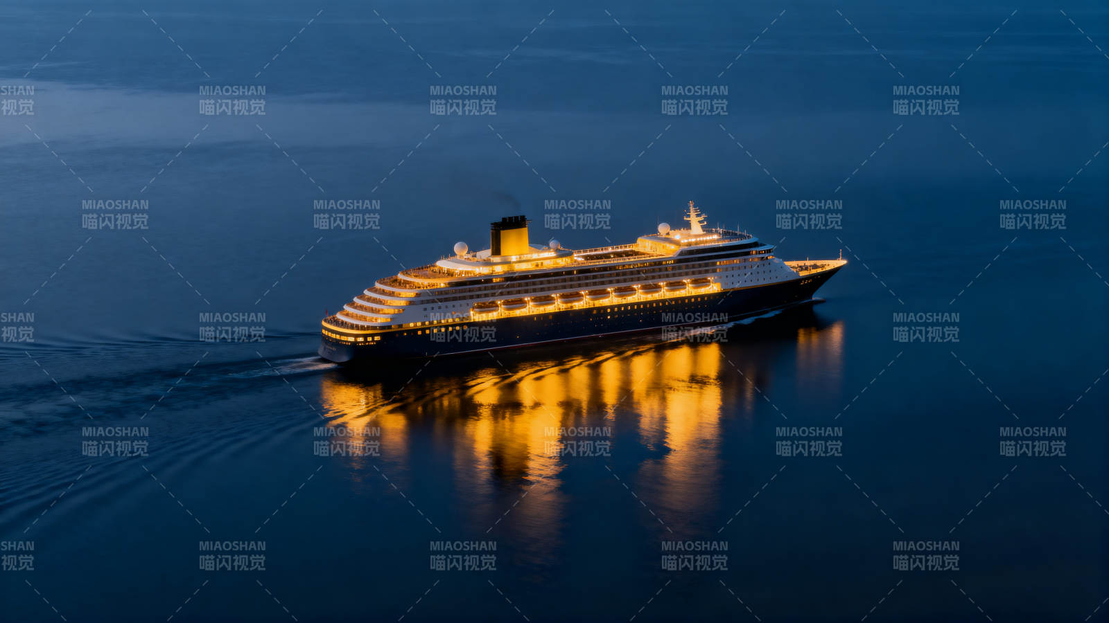 夜航邮轮灯火辉煌图片