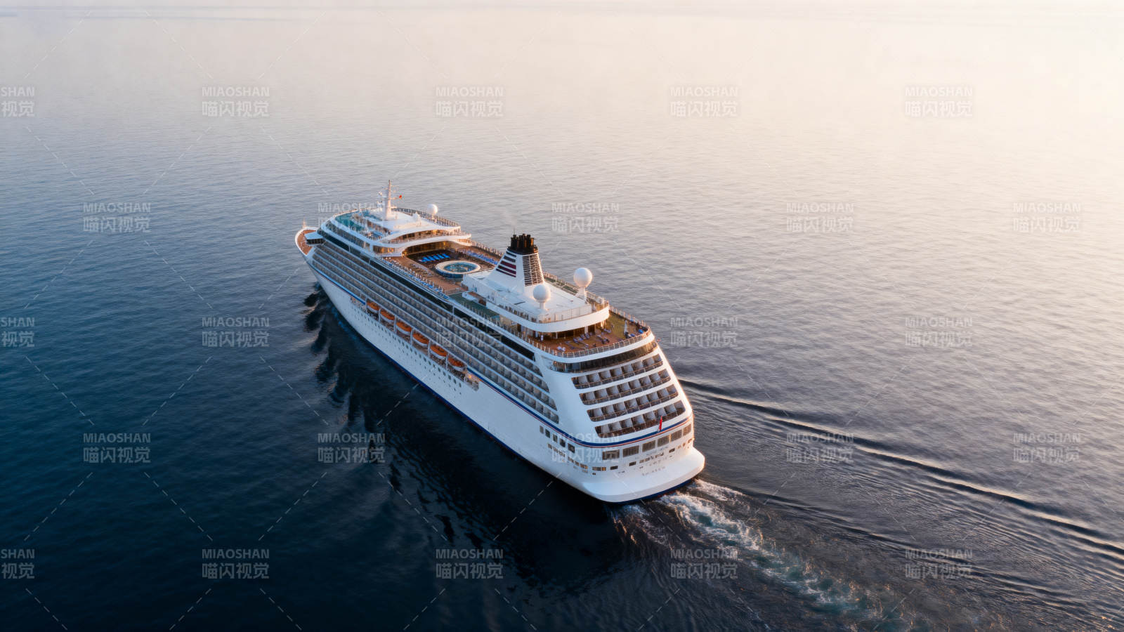 邮轮航行于海面图片