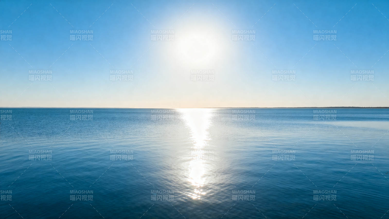 阳光照耀平静海面图片