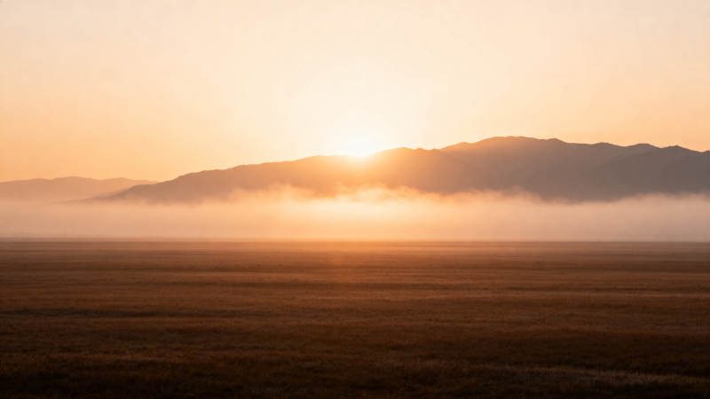 晨曦中的沙漠山影图片