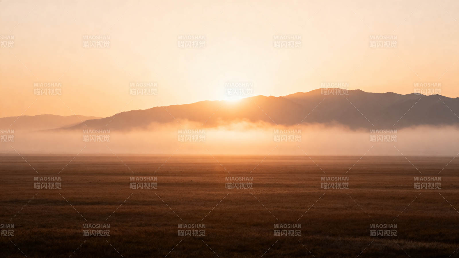 晨曦中的沙漠山影图片