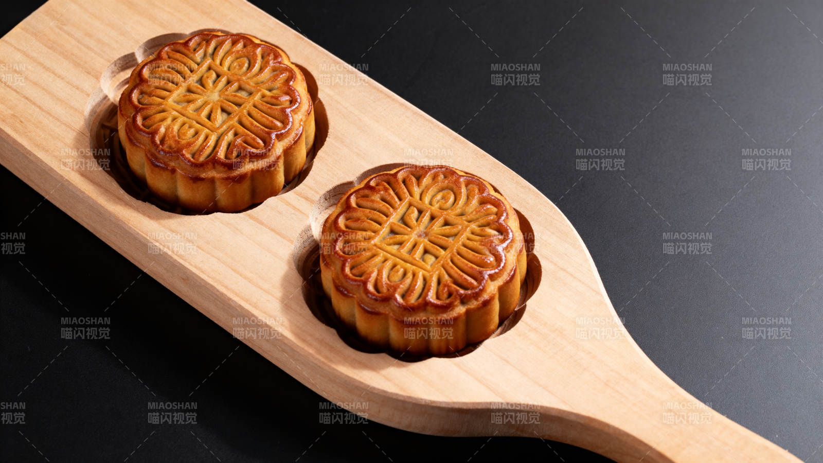 双月饼木盘呈现图片