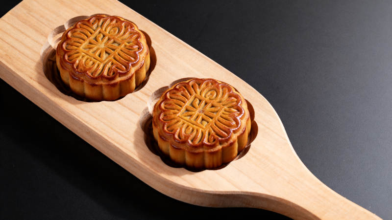 双月饼木盘呈现图片