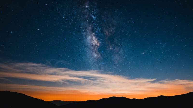 银河璀璨夜空图片