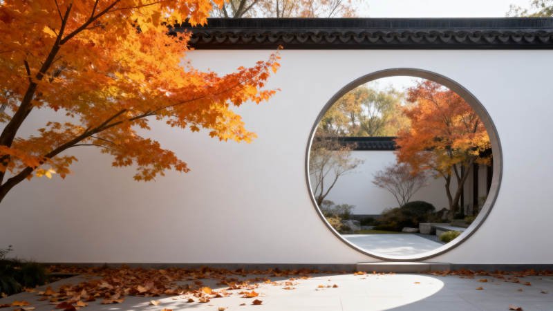 秋景映圆门图片