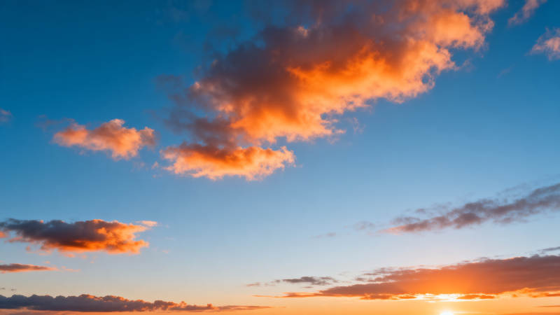 夕阳云霞映天际图片