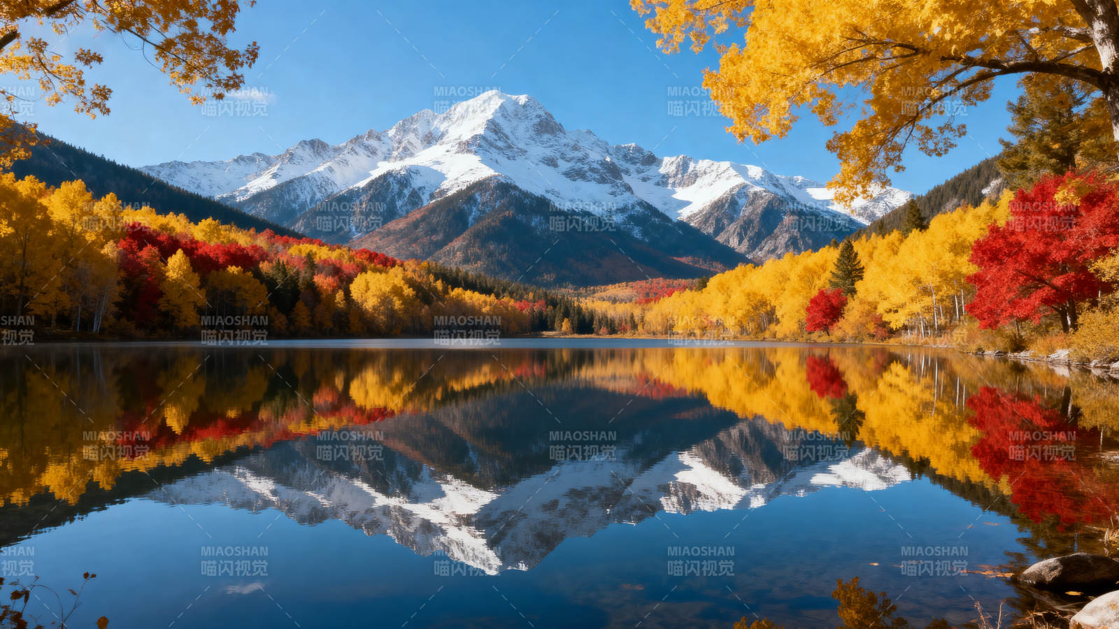 秋山倒影湖光美图片