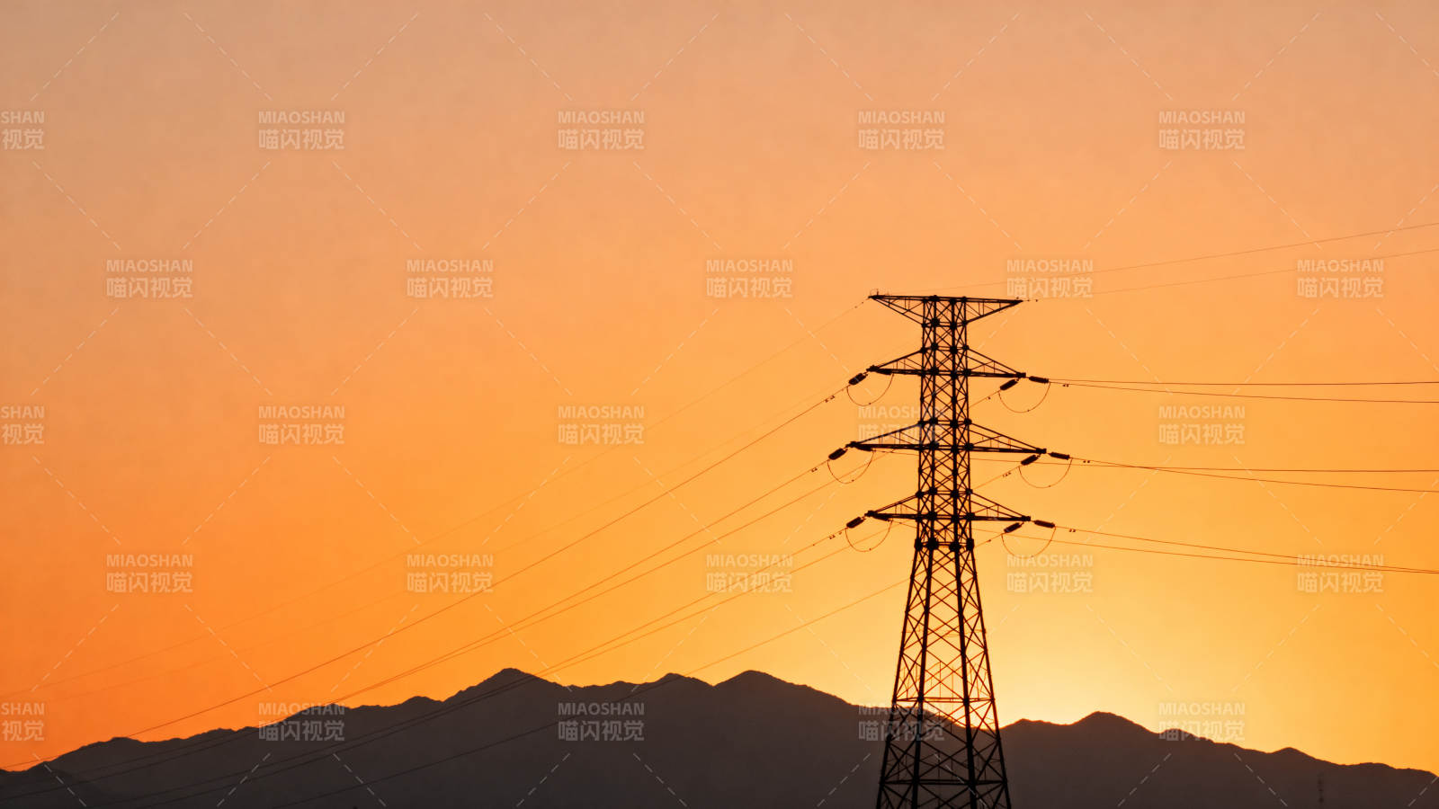 夕阳下的电塔剪影图片