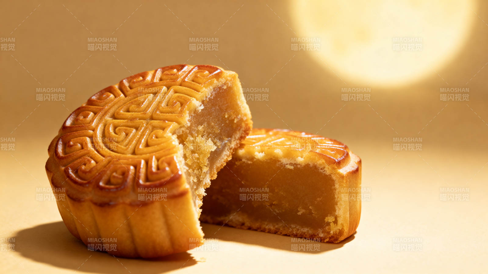 月饼与明月相伴图片