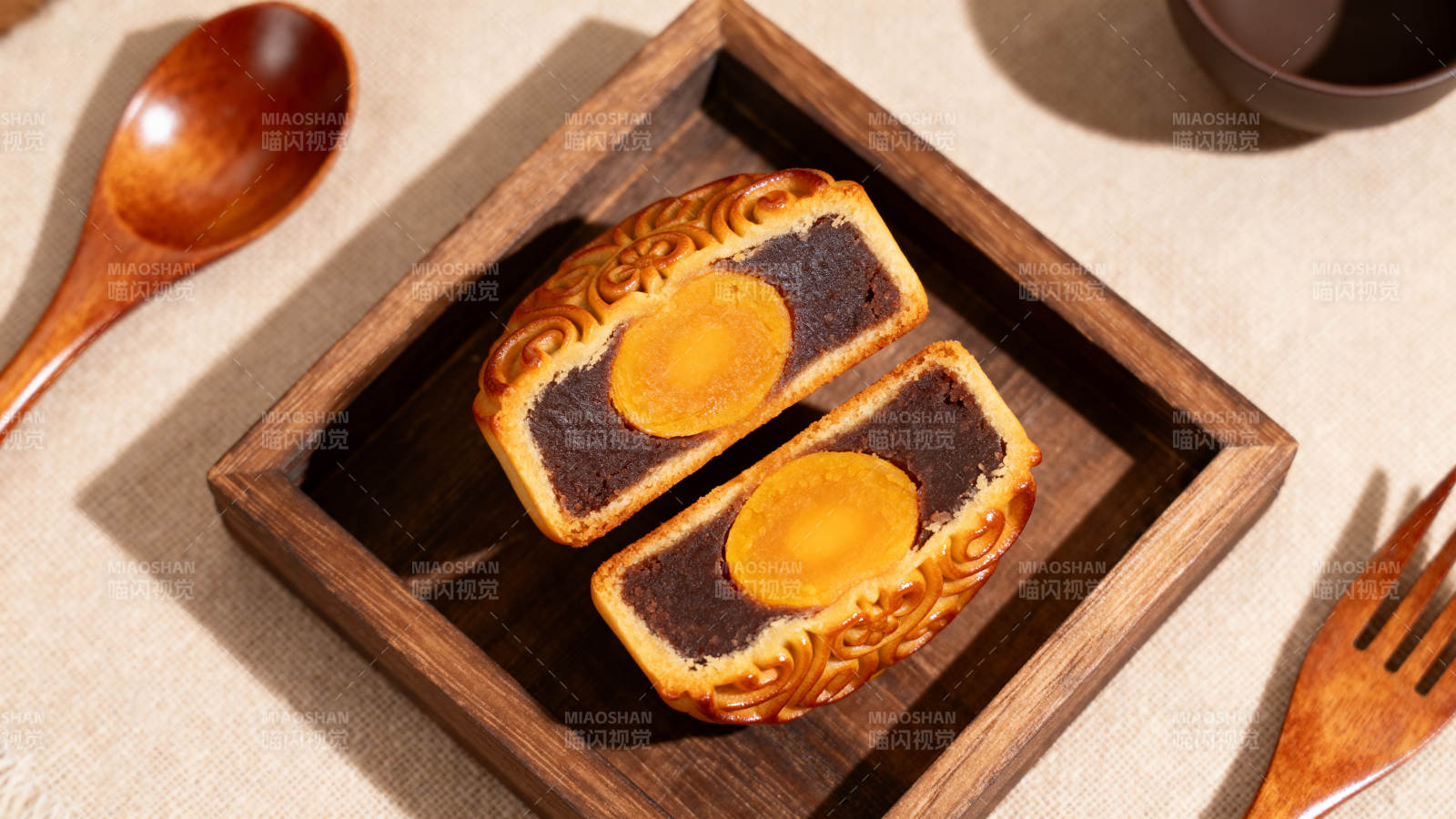 蛋黄月饼切开图图片