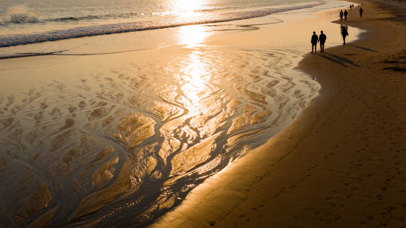 夕阳下的海滩散步图片