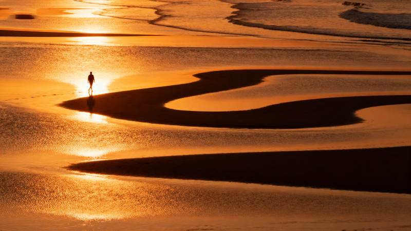 夕阳下的沙滩剪影图片