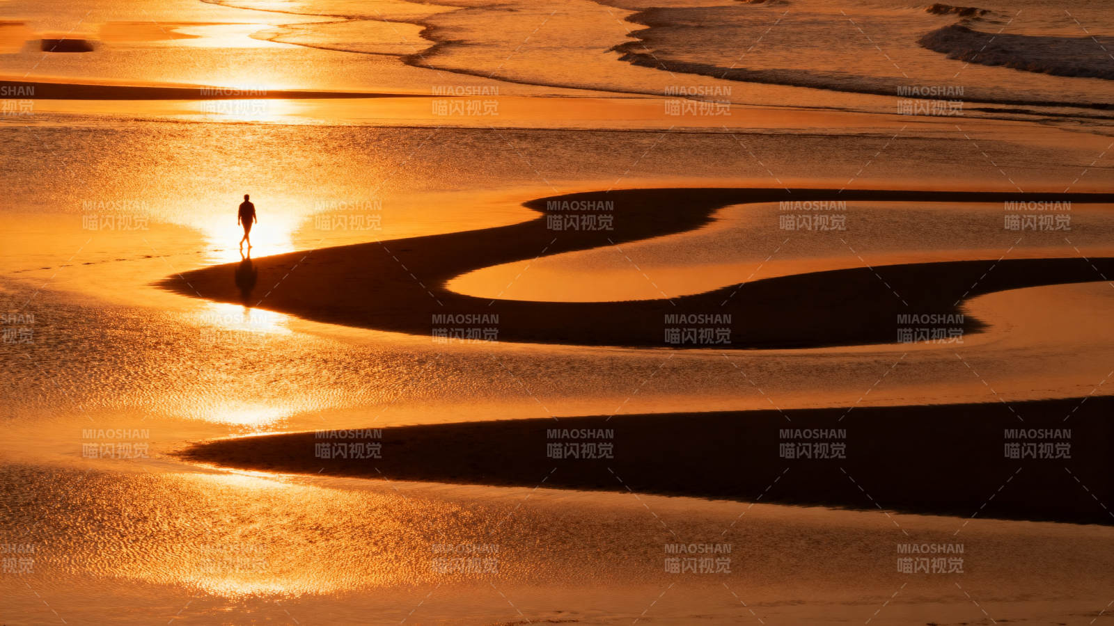 夕阳下的沙滩剪影图片