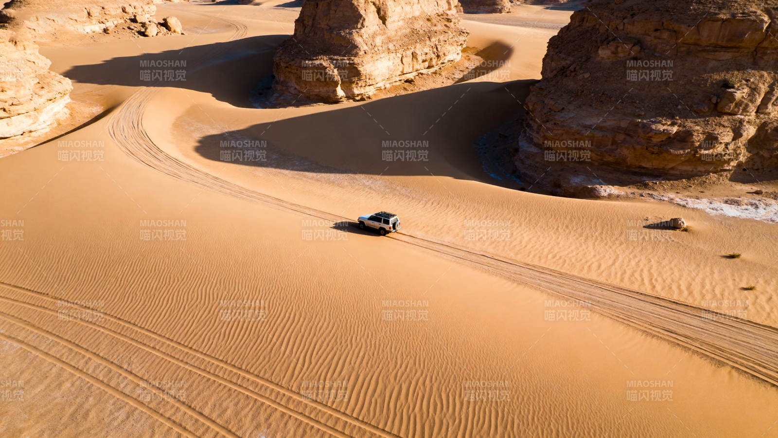沙漠越野车痕图片