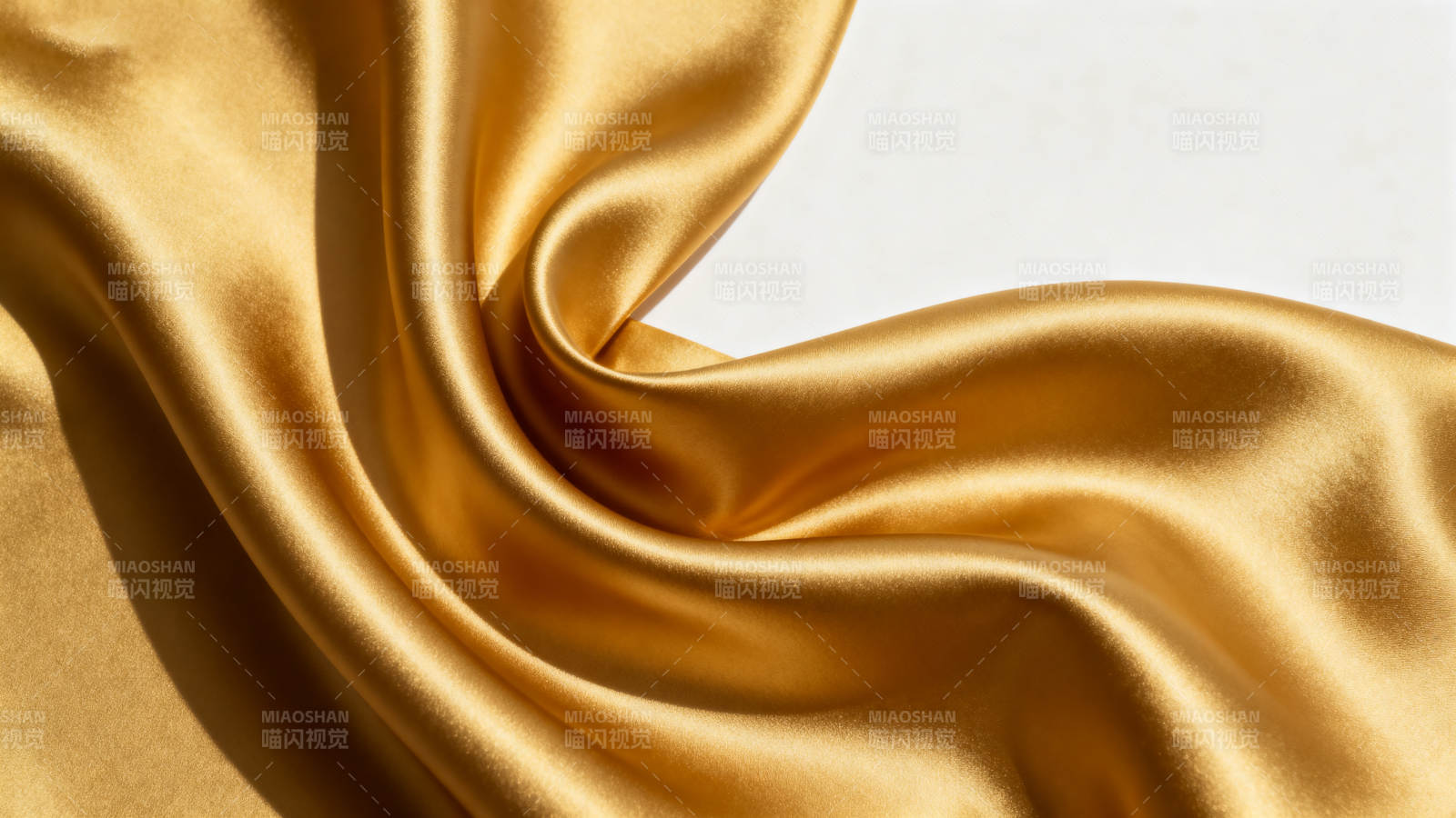 金色丝绸的柔美褶皱图片