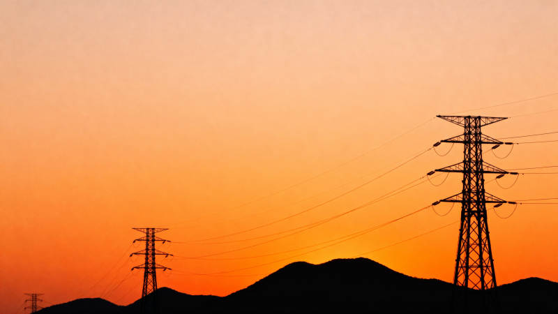 夕阳下的输电塔图片