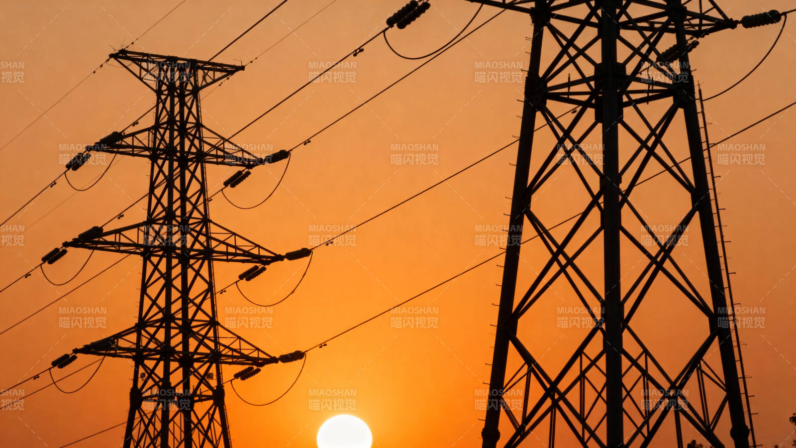 夕阳下的电力塔图片