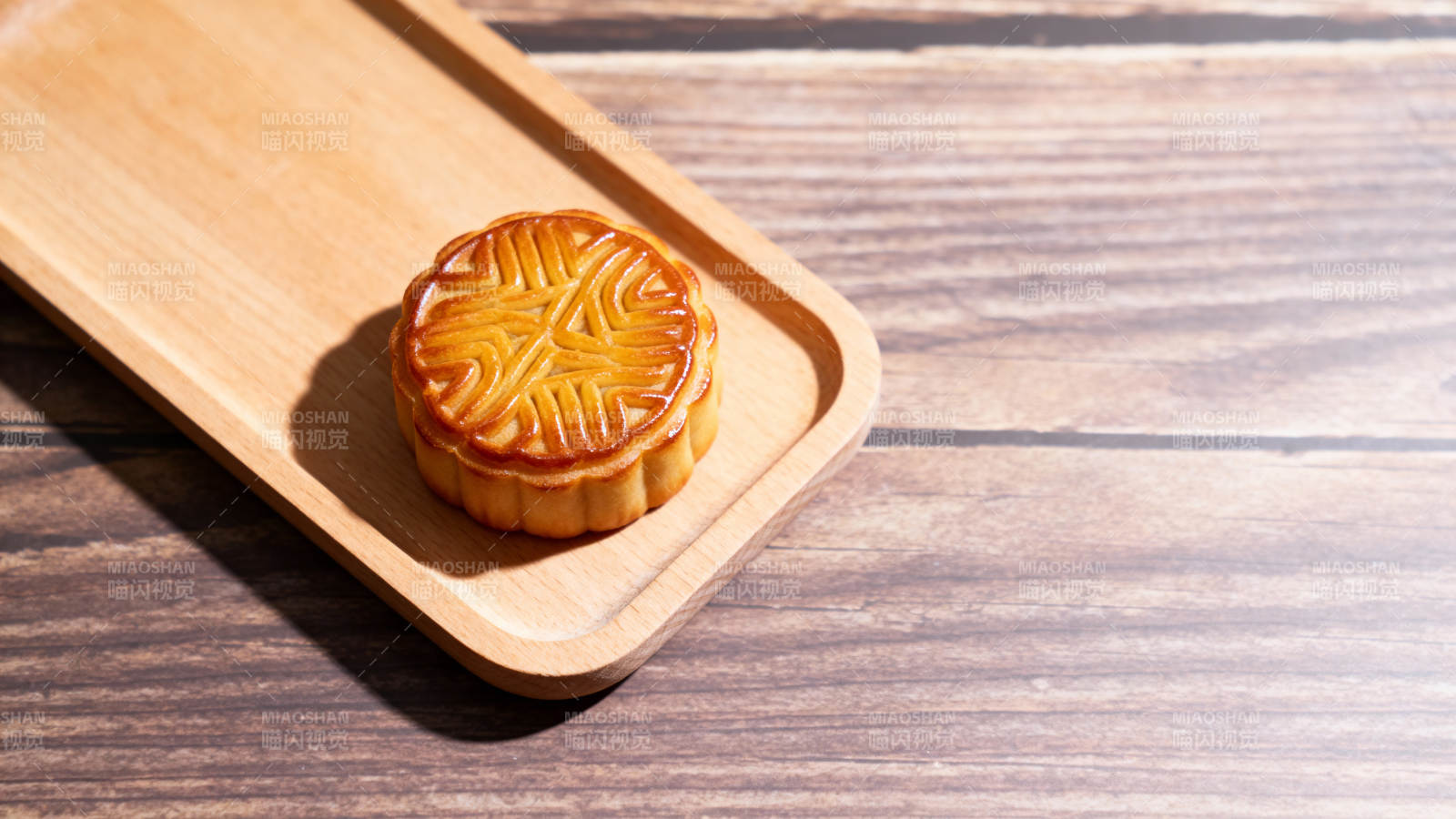 月饼静置于木盘图片