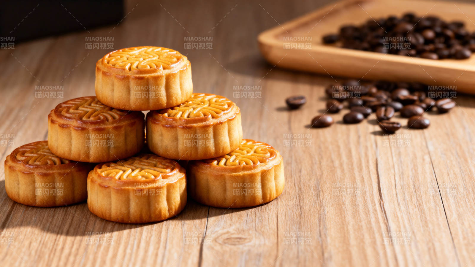 月饼堆叠木桌旁图片
